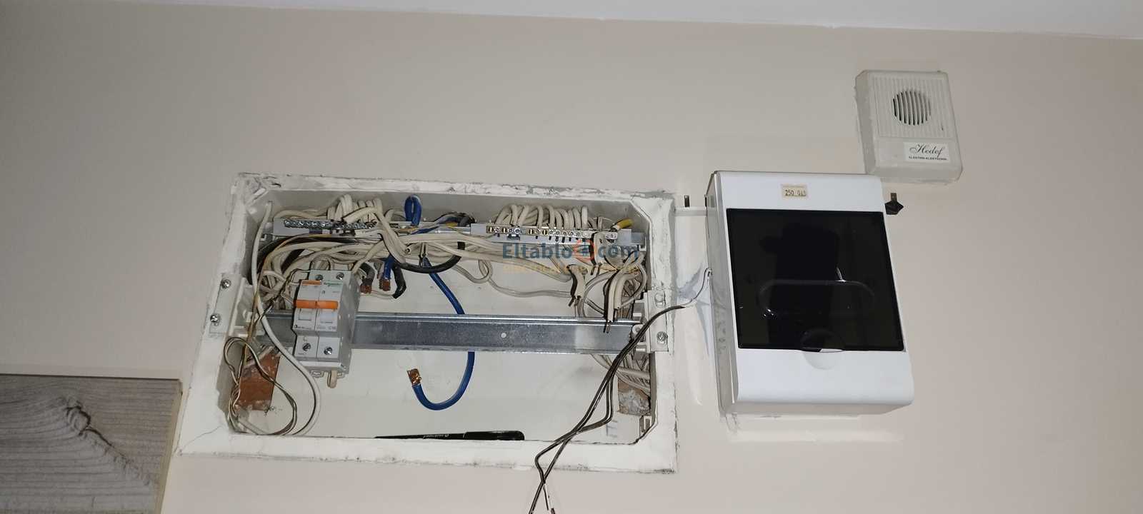  добър опитен електротехник за монтаж ел табло